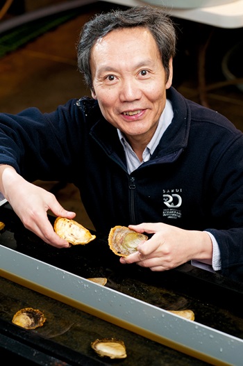 Photo of Xiaoxu Li of SARDI Aquatic Sciences 