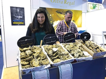 Photo of people with oysters at the Seafood Expo Global, Brussels.