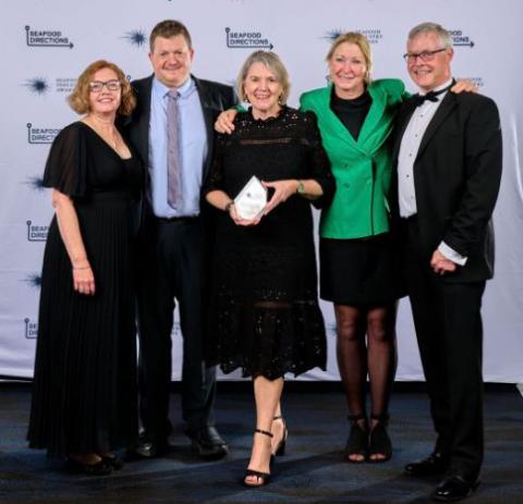 FRDC Managing Director Dr Patrick Hone (at right) congratulates the team which won the Research Award, sponsored by FRDC, in the Seafood Industry Awards presented at Seafood Directions. With him from left, are Executive Officer of the Australian Prawn Farmers Association Kim Hooper, Source Certain Managing Director Cameron Scadding, Australian Council of Prawn Fisheries Chair Annie Jarrett, and Dr Janet Howieson, Senior Lecturer in the School of Microbiology and Life Sciences at Curtin University. Photo: Seafood Industry Australia. 